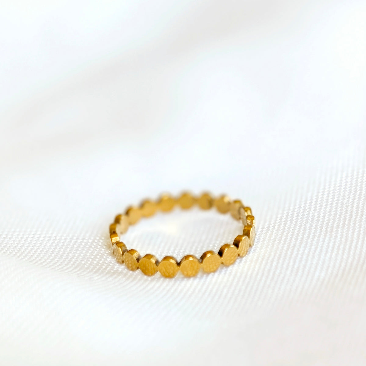 Thin circle link stacking ring