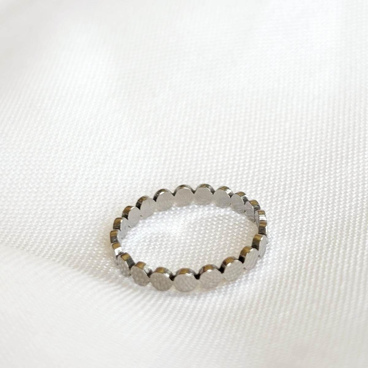 Dainty circle link ring in gold and silver